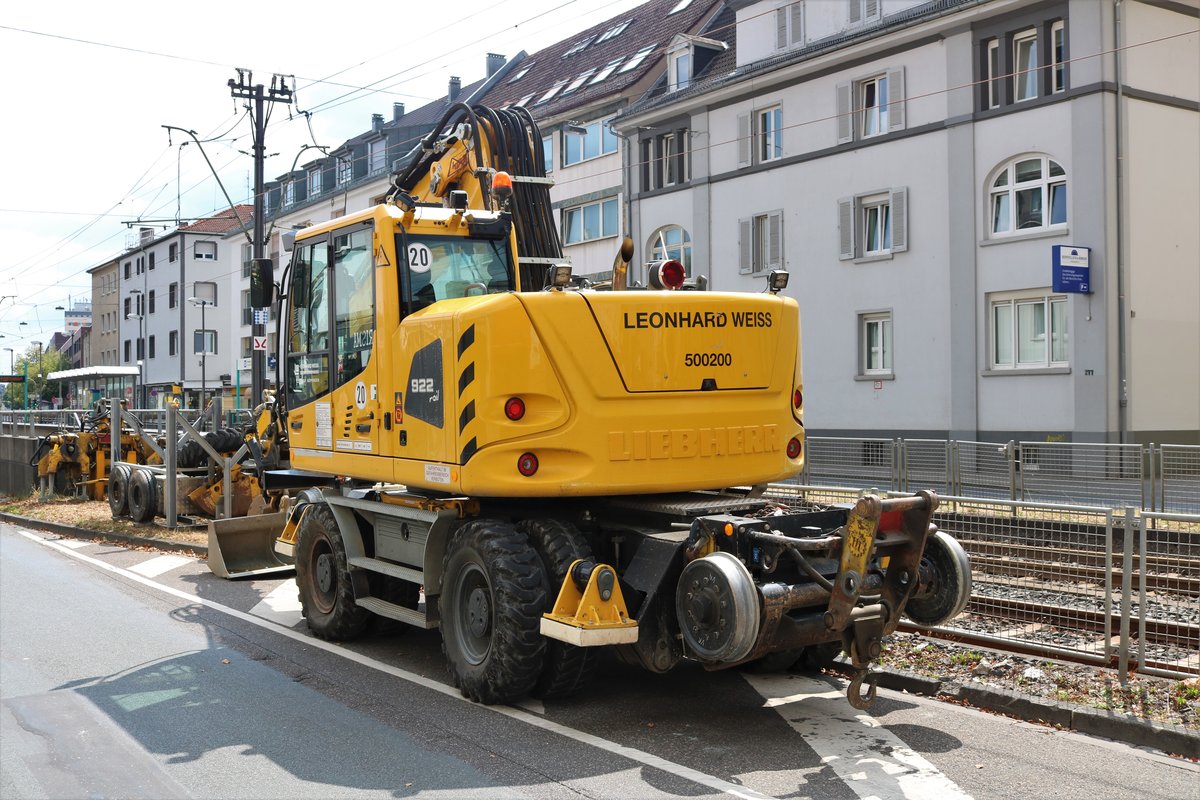 Leonhard Weiss Liebherr 922 Rail am 03.08.19 in Frankfurt am Main von einen Gehweg aus fotografiert