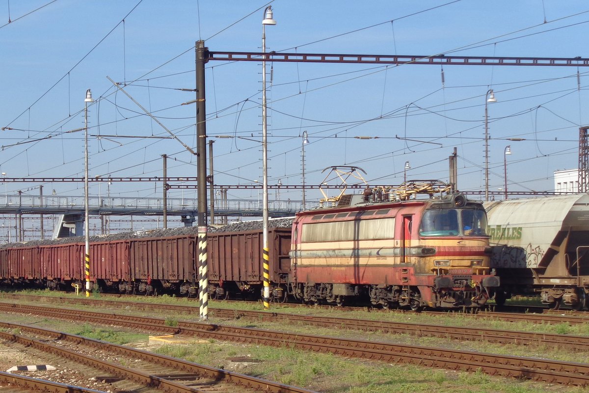 Lerkohlezug mit 240 079 steht am 12 September 2018 in Slowakisch-Ungarischen Grenzbahnhof Sturovo.