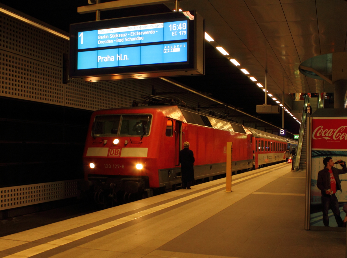 Letzte Absprachen zwischen Zugchefin und Tf vor Abfahrt des EC nach Prag.
Die 120 127-6 mit dem EC 179 am 30.12.2013 in Berlin Hbf.