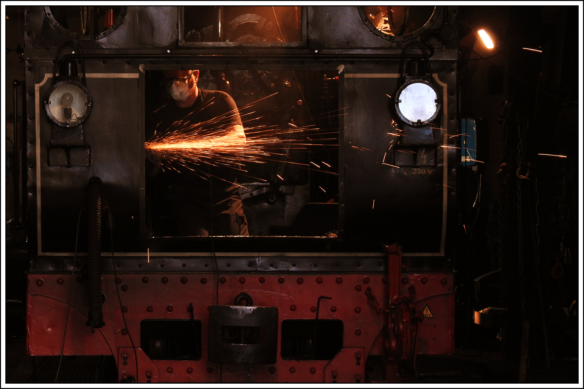 Letzte Arbeiten an 764-411R der Stainzer Bahn am 21.8.2018. Seit 22.8.2018 ist die Lok mit einem voll funktionsfähigen Schlepptender unterwegs. Zu diesem Zweck musste an der Rückseite der Lok natürlich eine Öffnung geschnitten werden. Es wurde alles so gemacht, dass man mit wenigen Handgriffen aus der Schlepptenderlok wieder eine normale Tenderlok machen kann.