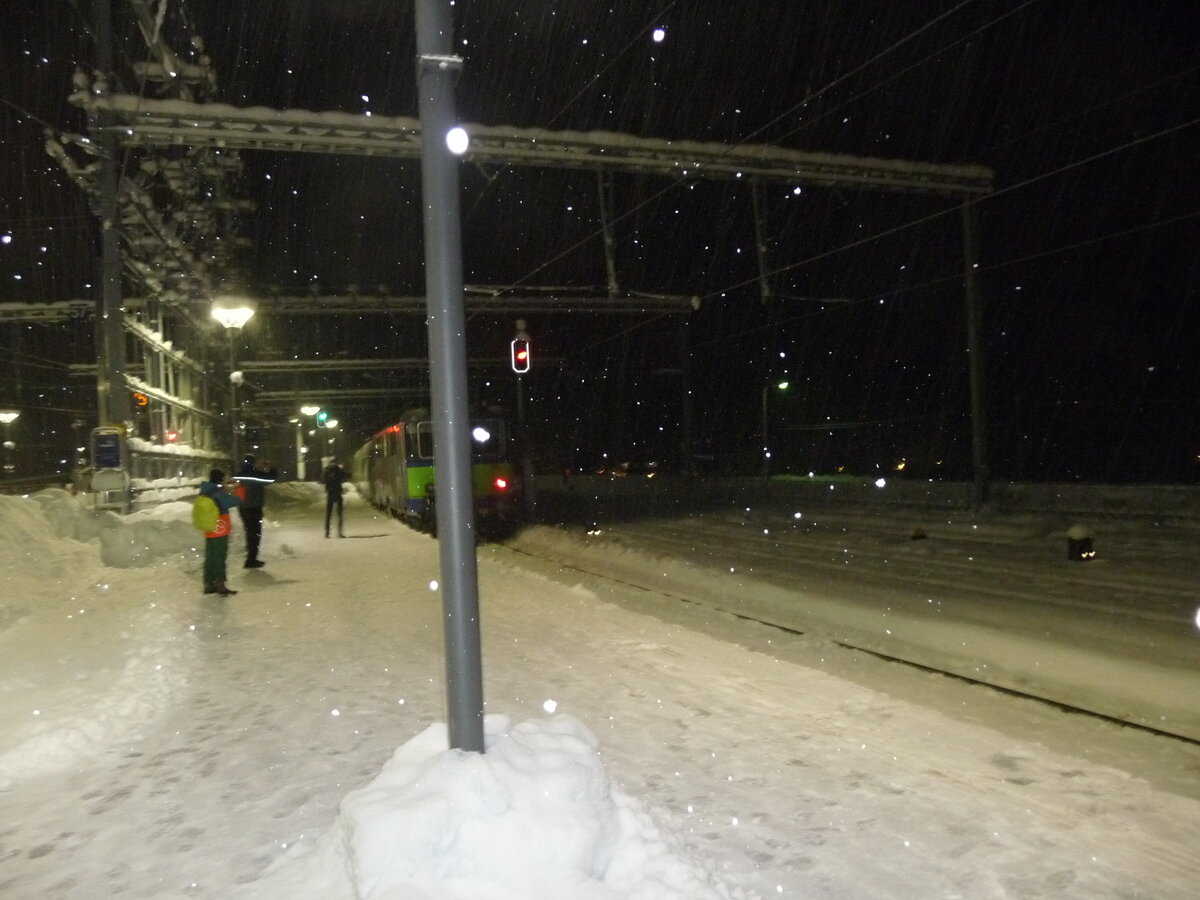 Letzte Ausfahrt der Re 420 502 der BLS mit einer EW III Komposition in Zweisimmen am 11.12.21 (Letze planmässige Fahrt des alten Rollmateriales.)