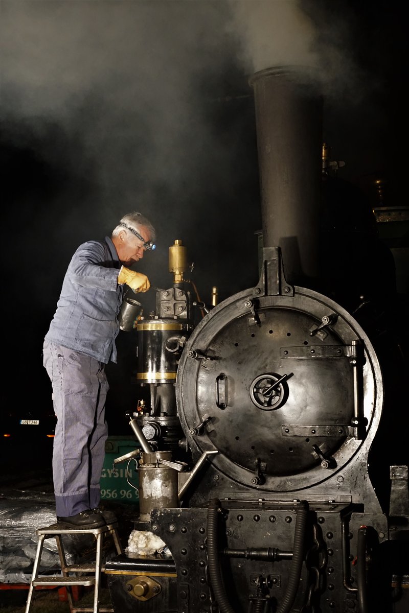 LETZTE DAMPFFAHRT DER HISTORISCHEN DAMPFLOK G 3/3 5  GEDEON THOMMEN 
vom 23. September 2018.
WALDENBURGERBAHN BLT/WB
Die Arbeiten für die letzte Inbetriebnahme hatten am frühen Morgen bei Nacht bereits um 04:00 h vor dem Lokschuppen in Waldenburg begonnen.
Das Fotografieren des Betriebspersonals während der Arbeit war erlaubt.
Foto: Walter Ruetsch