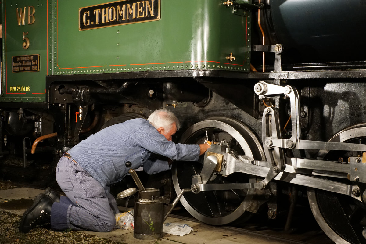 LETZTE DAMPFFAHRT DER HISTORISCHEN DAMPFLOK G 3/3 5  GEDEON THOMMEN 
vom 23. September 2018.
WALDENBURGERBAHN BLT/WB
Die Arbeiten für die letzte Inbetriebnahme hatten am frühen Morgen bei Nacht bereits um 04:00 h vor dem Lokschuppen in Waldenburg begonnen.
Das Fotografieren des Betriebspersonals während der Arbeit war erlaubt.
Foto: Walter Ruetsch