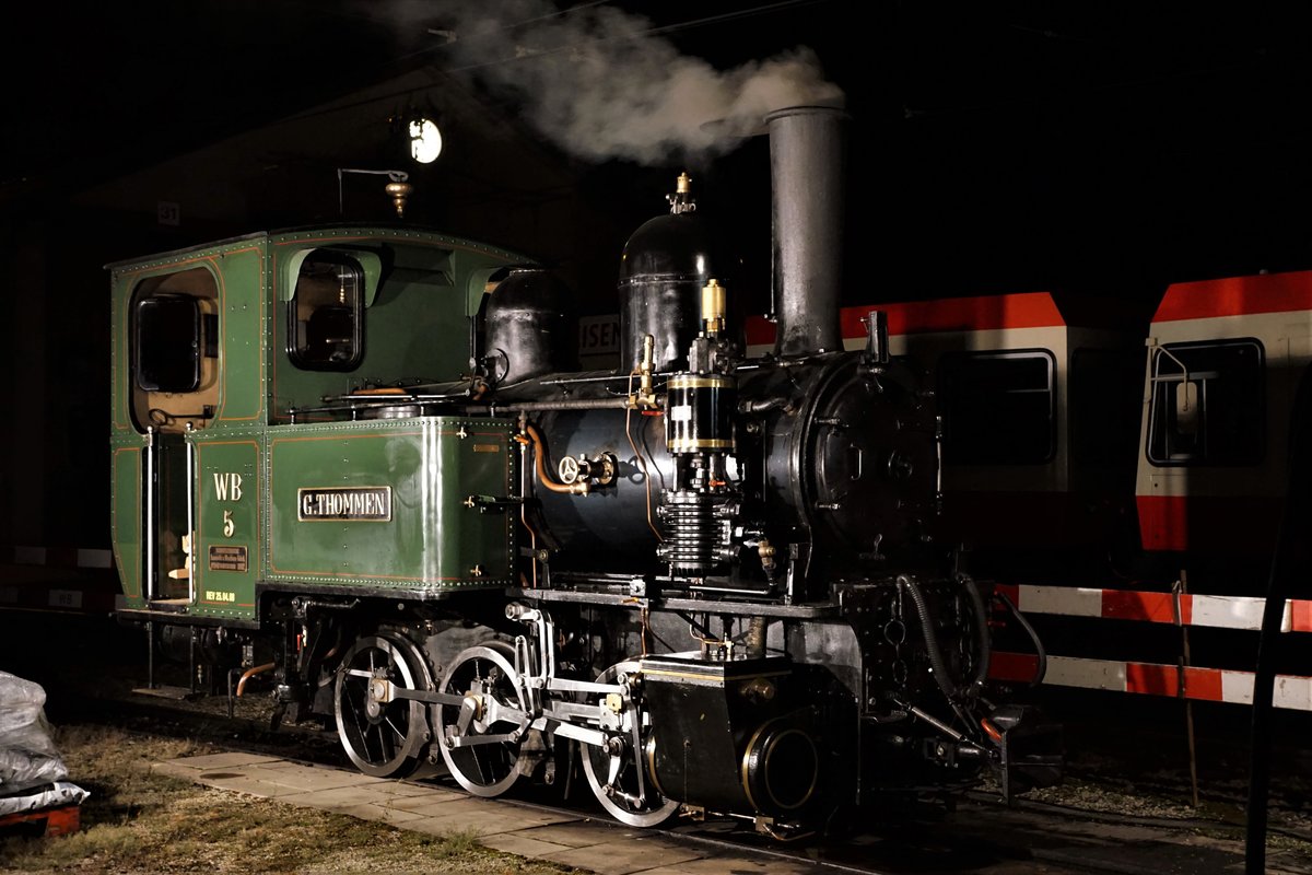 LETZTE DAMPFFAHRT DER HISTORISCHEN DAMPFLOK G 3/3 5  GEDEON THOMMEN 
vom 23. September 2018.
WALDENBURGERBAHN BLT/WB
Die Arbeiten für die letzte Inbetriebnahme hatten am frühen Morgen bei Nacht bereits um 04:00 h vor dem Lokschuppen in Waldenburg begonnen.
Foto: Walter Ruetsch