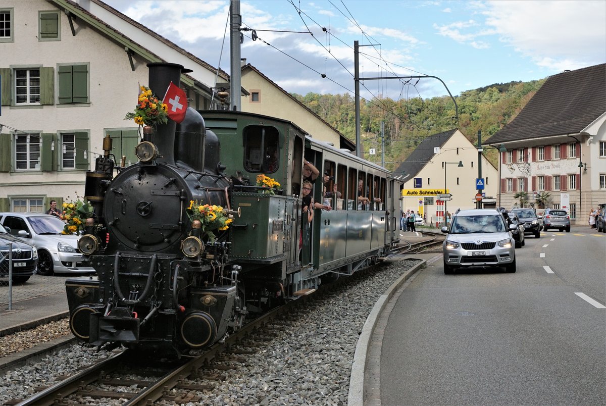 LETZTE DAMPFFAHRT DER HISTORISCHEN DAMPFLOK G 3/3 5  GEDEON THOMMEN 
vom 23. September 2018.
WALDENBURGERBAHN BLT/WB
An diesem traurigen Tag verabschiedete sich  GEDEON THOMMEN  mit drei Retourfahrten auf dem Streckenabschnitt Waldenburg - Bubendorf Bad von der Bevölkerung des Waldenburgertals.
Die letzte Ortsdurchfahrt Hölstein des sehr beliebten und toll geschmückten Dampfzuges mit  GEDEON THOMMEN .
Für immer ist der historische Dampfzug mit seiner besonderen Spurweite von 750 Millimetern aus dem Waldenburgertal verschwunden.
Leider folgen bald auch die elektrischen Triebzüge.  
Für die zukünftige moderne Schnellbahn wird die Strecke Waldenburg - Liestal auf  Normalspur umgebaut. 
Foto: Walter Ruetsch