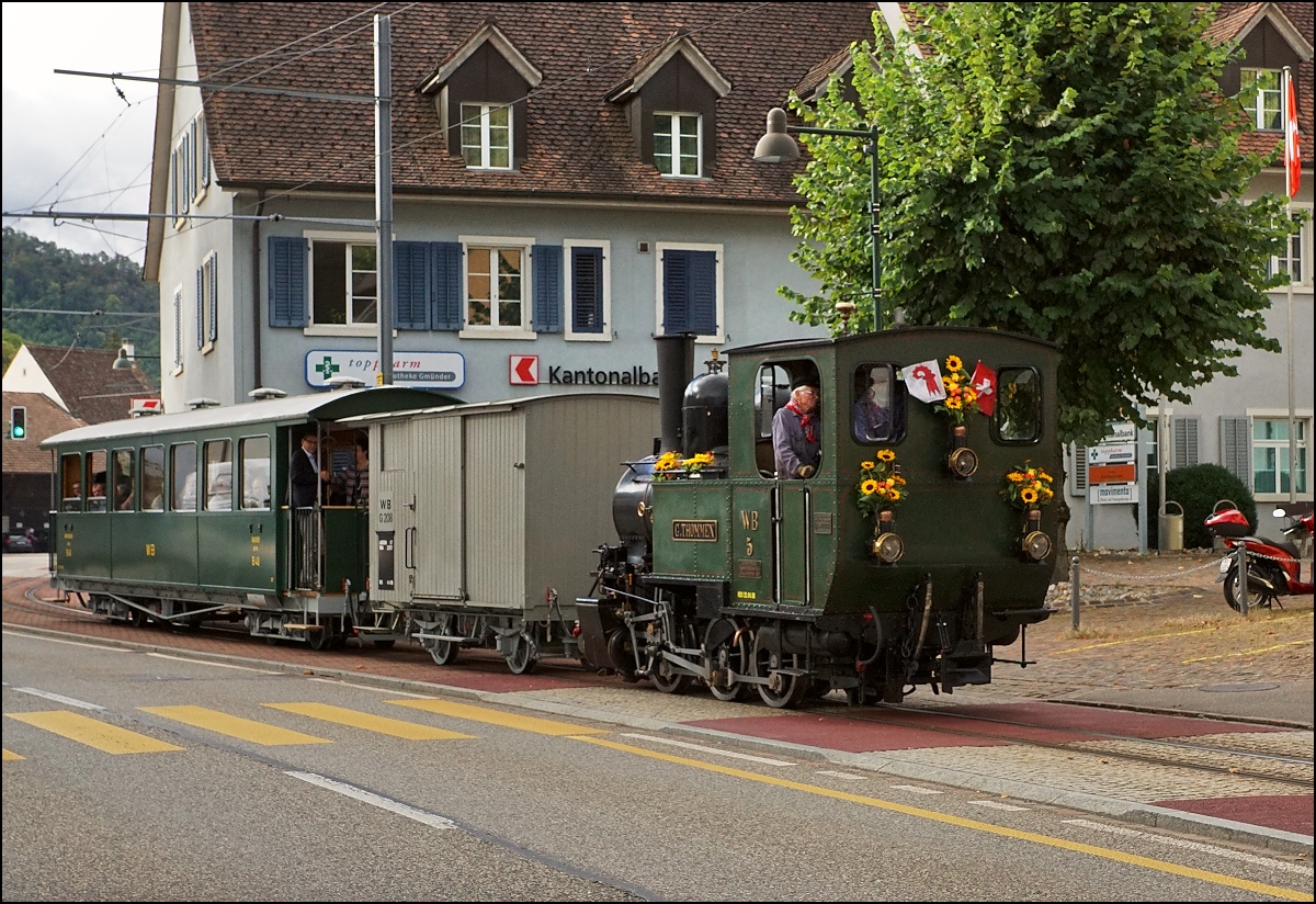 LETZTE DAMPFFAHRT DER HISTORISCHEN DAMPFLOK G 3/3 5  GEDEON THOMMEN 
vom 23. September 2018.
WALDENBURGERBAHN BLT/WB
An diesem traurigen Tag verabschiedete sich  GEDEON THOMMEN  mit drei Retourfahrten auf dem Streckenabschnitt Waldenburg - Bubendorf Bad von der Bevölkerung des Waldenburgertals.
In Oberdorf vor der Kulisse der Kantonalbank.
Foto: Walter Ruetsch
