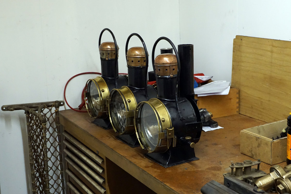 LETZTE DAMPFFAHRT DER HISTORISCHEN DAMPFLOK G 3/3 5  GEDEON THOMMEN 
vom 23. September 2018.
WALDENBURGERBAHN BLT/WB
Impressionen von diesem letzten und traurigen Betriebstag.
Die drei Lampen von  GEDEON THOMMEN  im Lokschuppen für die letzte Fahrt bereit.
Fotografieren im Lokschuppen erlaubt.
Foto: Walter Ruetsch

