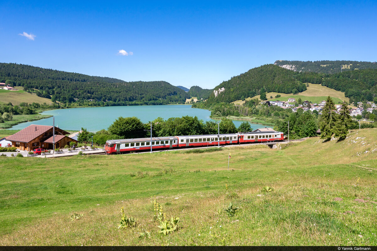 Letzte Einsätze im Vallée de Joux: Travys RBDe 567 174 ist am 08.07.2022 unterwegs nach Vallorbe und konnte hier bei Les Charbonnières aufgenommen werden