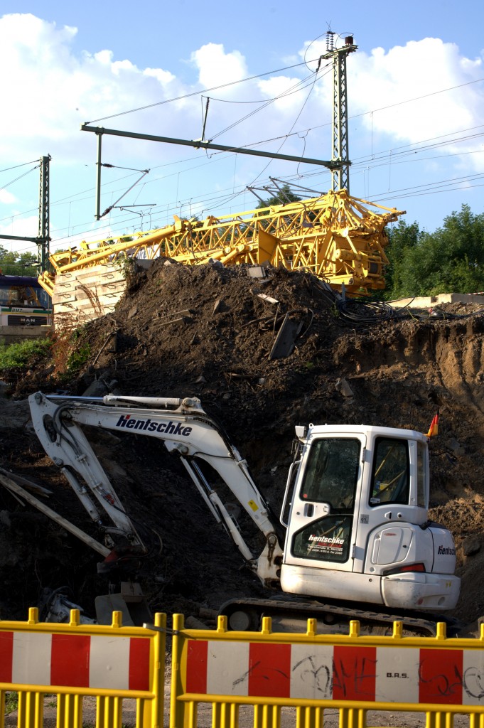 Letzte Erdarbeiten an der Bückenbaustelle der S-Bahn Rehefelder Straße.
In der nächsten Zeit  wird ein Kran aufgestellt werden. 02.07.2014 07:12 Uhr.