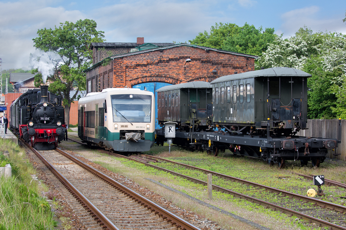 Letzte Fahrt der Dampflok 91 134 als Leerreisezug von Bergen nach Putbus. Danach übernimmt wieder der Press-Triebwagen die Fahrten nach Putbus bis Lauterbach Mole. -  21.05.2016