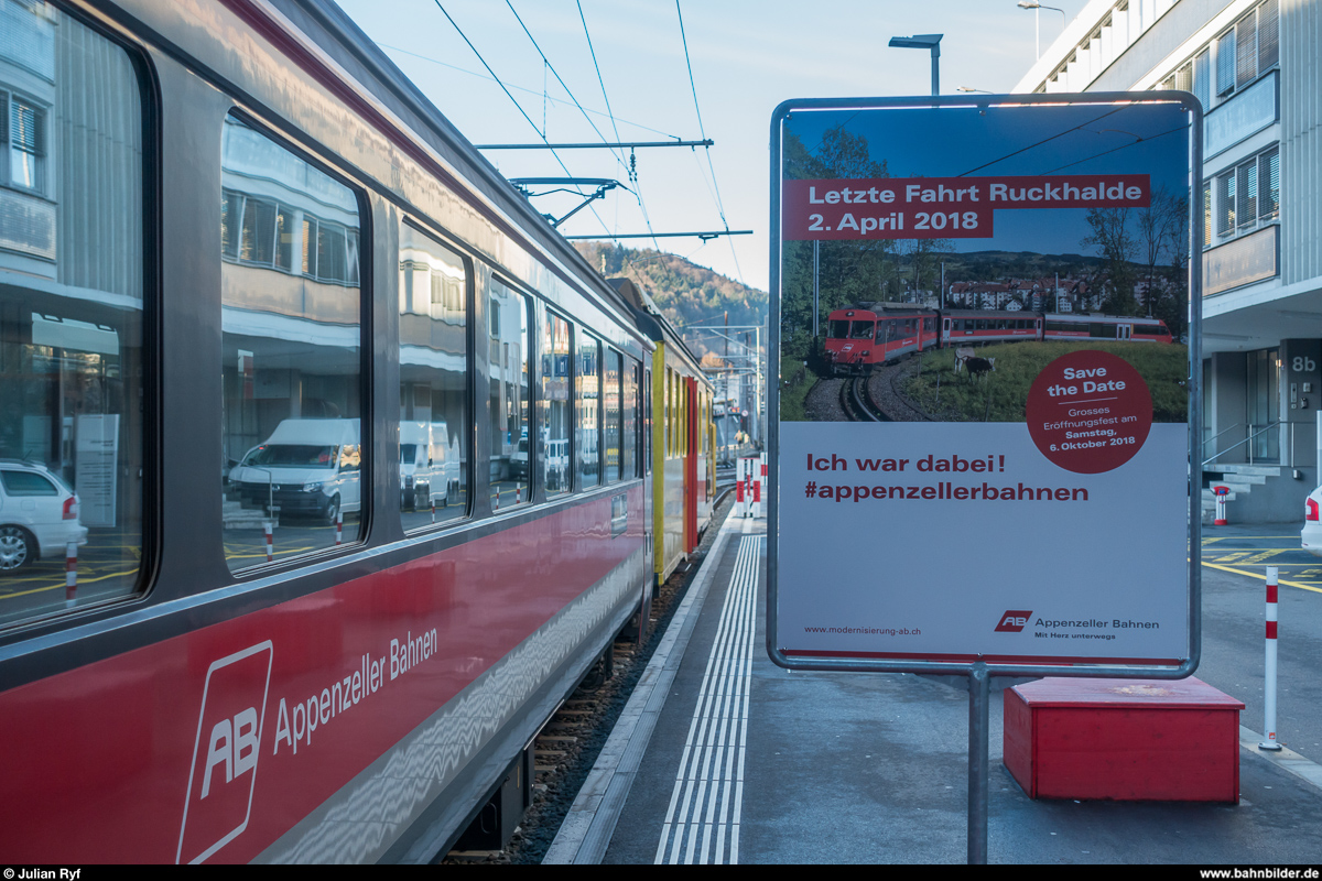 Letzte Fahrt Ruckhalde! Am Ostermontag, 2. April 2018, wurde die engste Zahnstangenkurve der Welt (Radius: 30 m) zum letzten Mal befahren. Bereits am 3. April beginnt der Abbau der Gleise im letzten verbliebenen Zahnradabschnitt zwischen St. Gallen und Appenzell. Die Gleise aus der Kurve werden vorerst eingelagert um allenfalls als Industriedenkmal in eine zukünftige Überbauung integriert werden zu können. Nach einem halben Jahr Bahnersatz, soll dann am 6. Oktober die neue Strecke durch den Ruckhaldetunnel in Betrieb gehen. St. Gallen, 2. April 2018.
