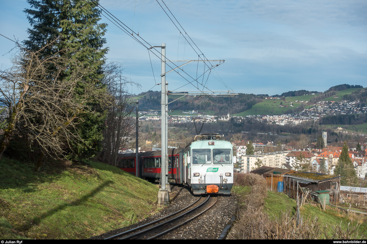 Letzte Fahrt Ruckhalde! Am Ostermontag, 2. April 2018, wurde die engste Zahnstangenkurve der Welt zum letzten Mal befahren. Pendelzug mit BDeh 4/4 14 kurz vor der Teufenerstrasse.
