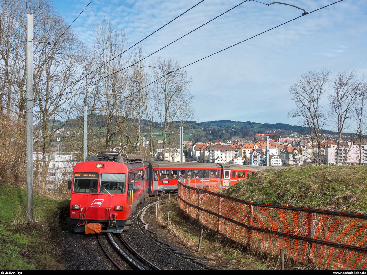 Letzte Fahrt Ruckhalde! Am Ostermontag, 2. April 2018, wurde die engste Zahnstangenkurve der Welt zum letzten Mal befahren. BDeh 4/4 17 durchfährt mit einem Pendelzug die enge Kurve.