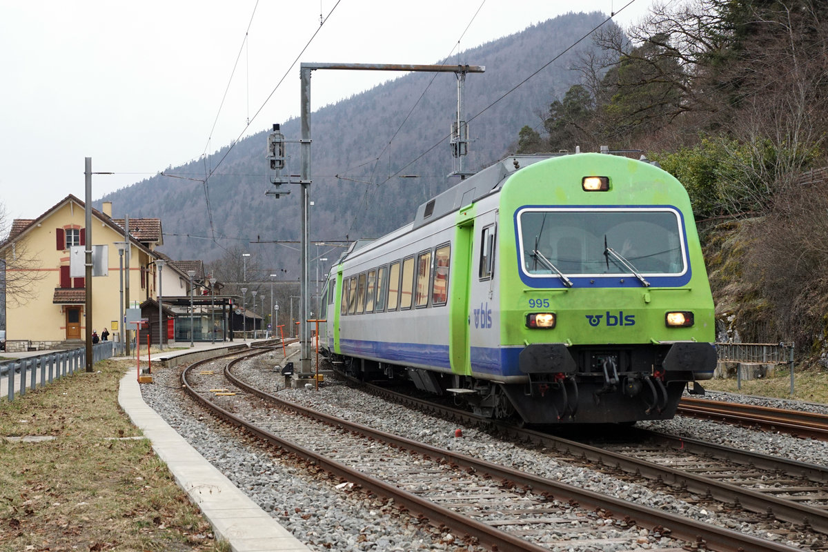 Letzte Fahrten der BLS EW lll Pendel zwischen Neuchâtel und La Chaux-de-Fonds.
Am 28. Februar 2021 stehen die beliebten BLS EW llI Pendel, ehemals SBB SWISS EXPRESS, zum letzten Mal im Einsatz auf der Bergstrecke im Neuenburger-Jura, da ab dem 1. März 2021 bis zum 31. Oktober 2021 zwischen Neuchâtel und La Chaux-de-Fonds Bauarbeiten ausgeführt werden. 
Ich nehme an, dass bis zu diesem Zeitpunkt die alten Wagen ausrangiert werden können und alle die noch blauen Re 465 den neuen grünen Anstrich erhalten haben. Nach dem Refit sind die 465 mit den EW lll nicht mehr kompatibel.
Meine letzten Aufnahmen vom 26. Februar 2021  eines ausfahrenden Zuges aus dem Kopfbahnhof Chambrelien mit der Re 465 003-2 und dem Bt 995.
Wegen dem kurzen Aufenthalt sowie der Spitzkehre fahren bei diesen langen Züge Lokführer auf der Lok und dem Bt mit.
Fotosandort: Grüne Wiese. Bildausschnitt: Fotoshop. 
Foto: Walter Ruetsch 