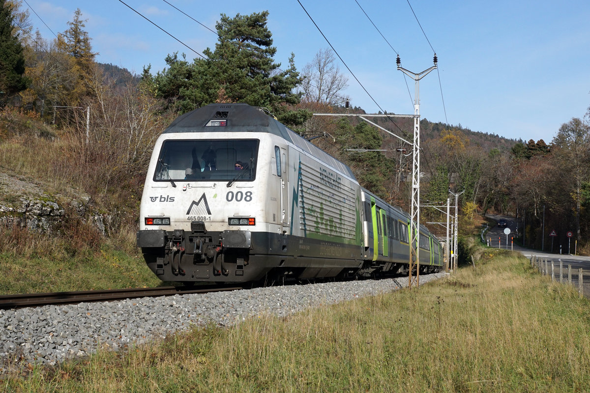 Letzte Fahrten der BLS EW lll Pendel zwischen Neuchâtel und La Chaux-de-Fonds.
Am 28. Februar 2021 stehen die beliebten BLS EW llI Pendel, ehemals SBB SWISS EXPRESS, zum letzten Mal im Einsatz auf der Bergstrecke im Neuenburger-Jura, da ab dem 1. März 2021 bis zum 31. Oktober 2021 zwischen Neuchâtel und La Chaux-de-Fonds Bauarbeiten ausgeführt werden. 
Ich nehme an, dass bis zu diesem Zeitpunkt die alten Wagen ausrangiert werden können und alle die noch blauen Re 465 den neuen grünen Anstrich erhalten haben. Nach dem Refit sind die 465 mit den EW lll nicht mehr kompatibel.
Re 465 008-1 bei Chambrelien am 17. November 2020.
Foto: Walter Ruetsch 