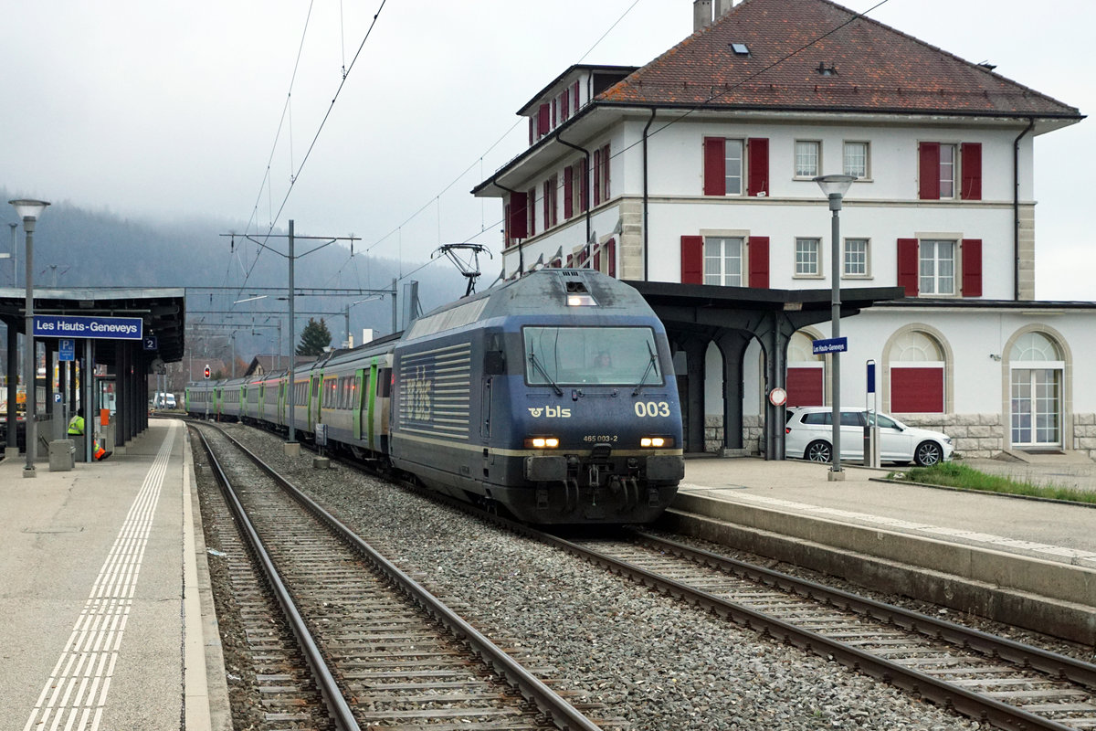 Letzte Fahrten der BLS EW lll Pendel zwischen Neuchâtel und La Chaux-de-Fonds. Am 28. Februar 2021 stehen die beliebten BLS EW llI Pendel, ehemals SBB SWISS EXPRESS, zum letzten Mal im Einsatz auf der Bergstrecke im Neuenburger-Jura, da ab dem 1. März 2021 bis zum 31. Oktober 2021 zwischen Neuchâtel und La Chaux-de-Fonds Bauarbeiten ausgeführt werden. Ich nehme an, dass bis zu diesem Zeitpunkt die alten Wagen ausrangiert werden können und alle die noch blauen Re 465 den neuen grünen Anstrich erhalten haben. Nach dem Refit sind die 465 mit den EW lll nicht mehr kompatibel. Re 465 003-2 in LES HAUTES-GENEVEYES am 11. November 2020.
Foto: Walter Ruetsch