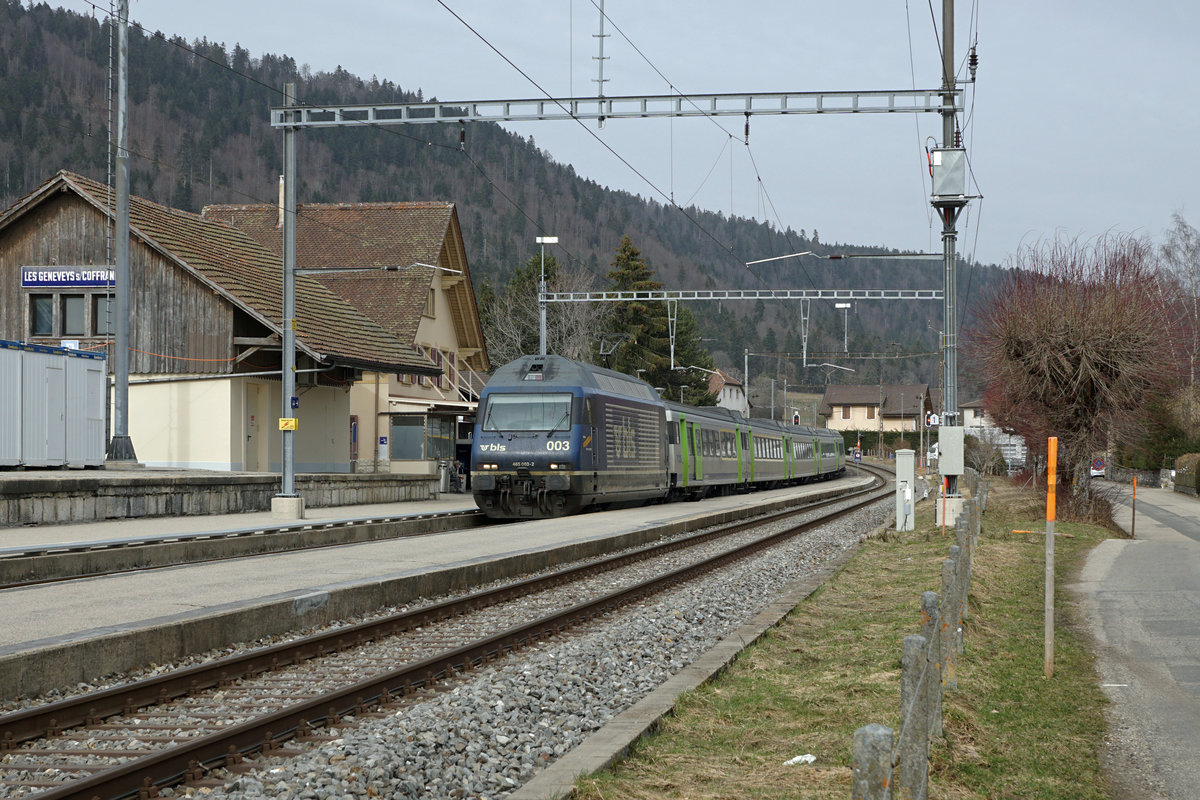 Letzte Fahrten der BLS EW lll Pendel zwischen Neuchâtel und La Chaux-de-Fonds. Am 28. Februar 2021 stehen die beliebten BLS EW llI Pendel, ehemals SBB SWISS EXPRESS, zum letzten Mal im Einsatz auf der Bergstrecke im Neuenburger-Jura, da ab dem 1. März 2021 bis zum 31. Oktober 2021 zwischen Neuchâtel und La Chaux-de-Fonds Bauarbeiten ausgeführt werden. Ich nehme an, dass bis zu diesem Zeitpunkt die alten Wagen ausrangiert werden können und alle die noch blauen Re 465 den neuen grünen Anstrich erhalten haben. Nach dem Refit sind die 465 mit den EW lll nicht mehr kompatibel. Re 465 003-2 im Bahnhof LES GENEVEYSs/COFFRAN am 26. Februar 2021.
Foto: Walter Ruetsch