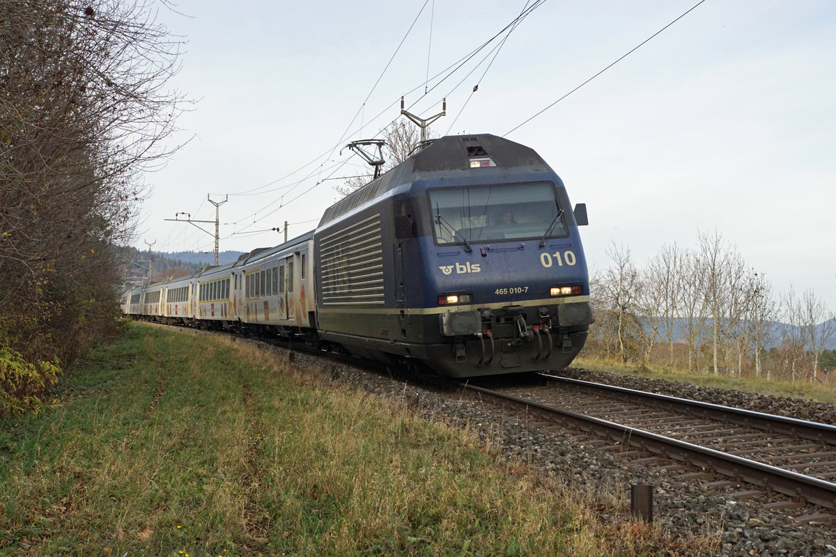 Letzte Fahrten der BLS EW lll Pendel zwischen Neuchâtel und La Chaux-de-Fonds. Am 28. Februar 2021 stehen die beliebten BLS EW llI Pendel, ehemals SBB SWISS EXPRESS, zum letzten Mal im Einsatz auf der Bergstrecke im Neuenburger-Jura, da ab dem 1. März 2021 bis zum 31. Oktober 2021 zwischen Neuchâtel und La Chaux-de-Fonds Bauarbeiten ausgeführt werden. Ich nehme an, dass bis zu diesem Zeitpunkt die alten Wagen ausrangiert werden können und alle die noch blauen Re 465 den neuen grünen Anstrich erhalten haben. Nach dem Refit sind die 465 mit den EW lll nicht mehr kompatibel. Kamblyzug mit der unpassenden Re 465 010-7 unterhalb LES GENEVEYSs/COFFRAN am 17. November 2020.
Foto: Walter Ruetsch