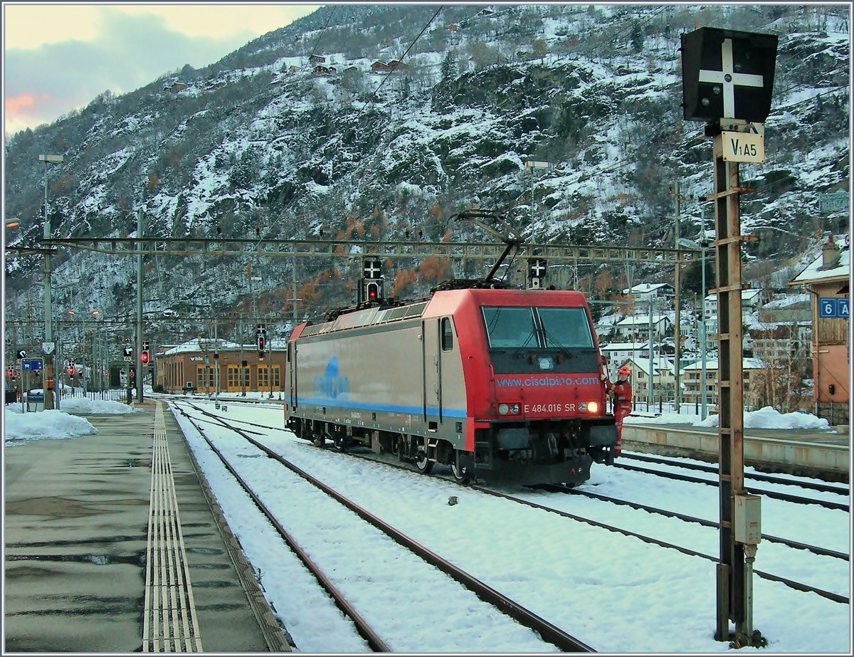 Letzte Gelegenheit, nicht nur der untergehenden Sonne wegen, eine Re 484 in Brig bei einer Rangierfahrt zu fotografieren: Die Re 484 016-1, seit Milano an der Spitze des EC 134, verlässt diesen kurz um drei Verstärkungswagen von Gleis 5 abzuholen und  anschließend die neun Wagen über den Lötschberg nach Bern zu befördern.
Brig, den 15. November 2007