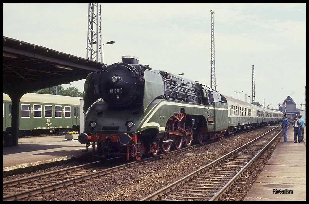 Letzte große Fahrzeugschau der DR in Sangerhausen am 22.6.1991: Ankunft der 18201 mit einem Sonderzug im Bahnhof Sangerhausen.