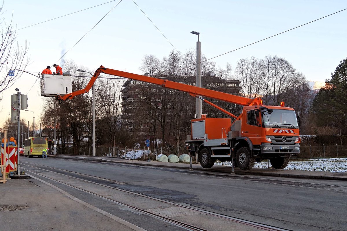 Letzte Oberleitungsbauarbeiten in der Technikerstraße in Innsbruck am 7.12.2017 (Datum der Aufnahme), bevor die Straßenbahnerweiterung nach Westen (hier der Ast nach Technik-West) am 10.12.2017 in Betrieb geht. 