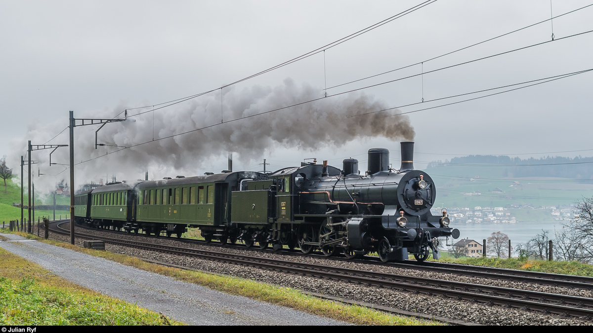 Letzte SBB-Historic-Dampffahrt im 2016! Nachdem die B 3/4 1367 in Luzern abgedreht wurde, zieht sie jetzt ihren Zug bei Immensee dem Zugersee entlang in Richtung Erstfeld. 26. November 2016.