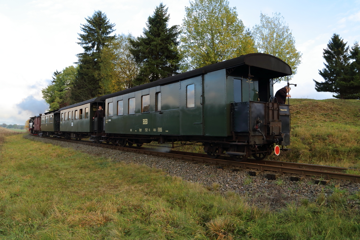 Letzte Scheinanfahrt von 99 5901 mit IG HSB-Sonderzug am Abend des 23.10.2016. (Bild 4) Nachdem der Zug die Fotografenlinie passiert hat, wird er nun vom Zugführer per Sprechfunk zurückgelotst, damit die Fotografen wieder einsteigen können. Nächster Halt ist Alexisbad, zum Wasserfassen, und dann geht es zügig zum Ausgangspunkt der Fahrt, Gernrode, zurück.