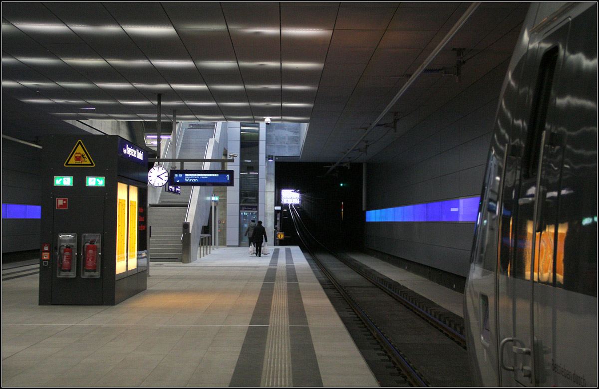 Letzter Bahnhof im Tunnel -

Im Hintergrund kann die die Tunnelausfahrt des Leipziger Citytunnels erkannt werden. Bahnsteigebene des Bayerischen Bahnhofes.

01.02.2014 (M)