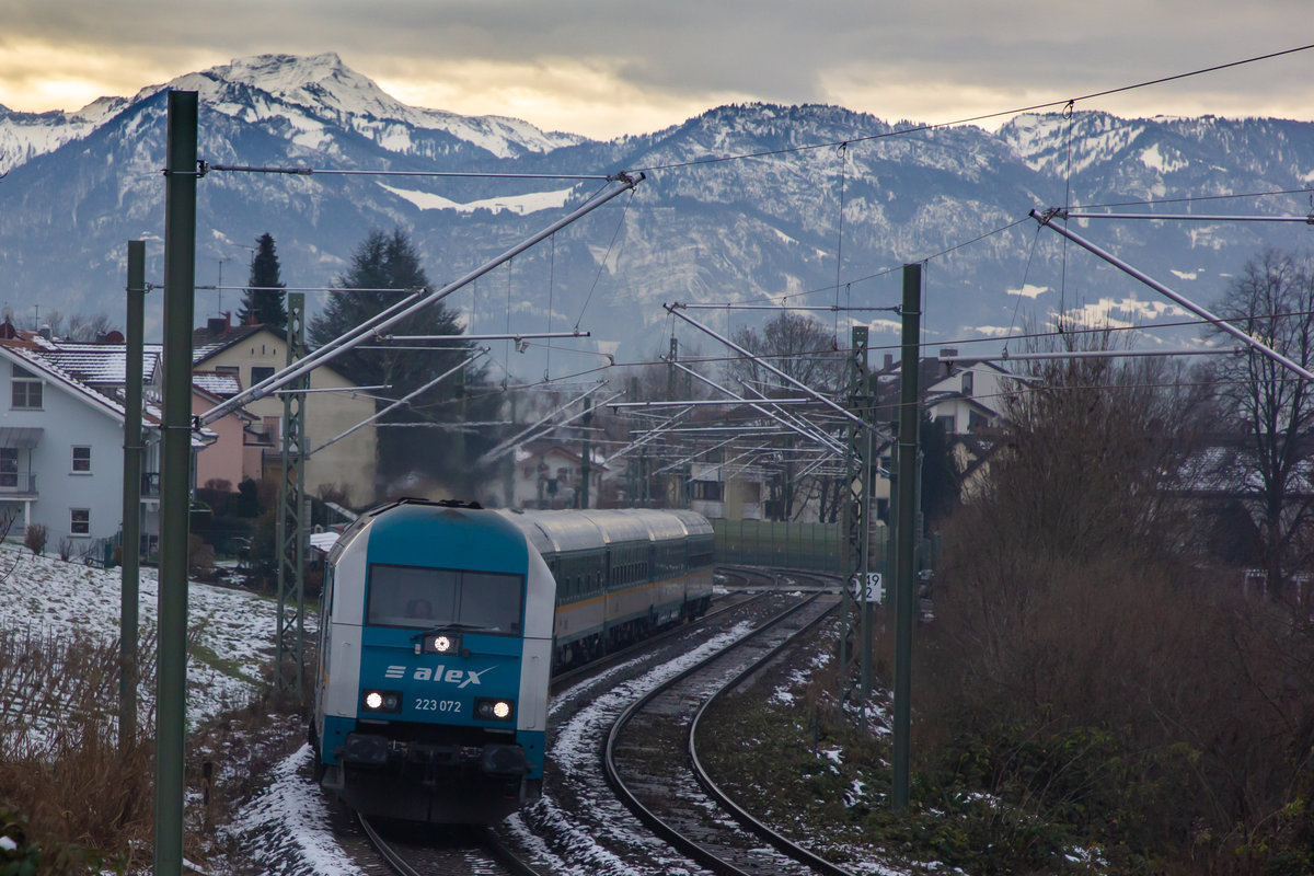 Letzter Betriebstag des Alex Süd. Hier die 223 072 vor der Alpenkulisse bei Bodolz. 12.12.20