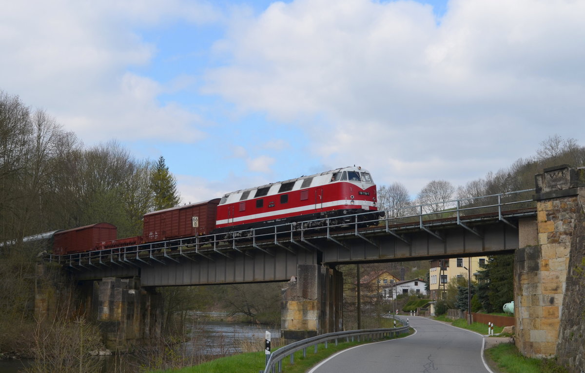 Letzter Betriebstag der Glauchauer 118 770-7 hier in Talbad in Richtung Nossen unterwegs auf der Muldebrücke mit dem Zuführungs Zug zum Dresdner Dampfloktreffen am 11.04.2019