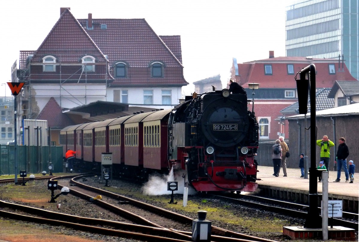 Letzter Check zwischen den Wagen. Allerletzter Check auf der Lok. Und vielleicht drei neue Eisenbahnfans? Eindeutig generationenübergreifend die Eisenbahn. Nebenbei bekommt das Bahnhofsgebäude von Nordhausen Nord einen neuen Anstrich. Nordhausen 28.03.2014