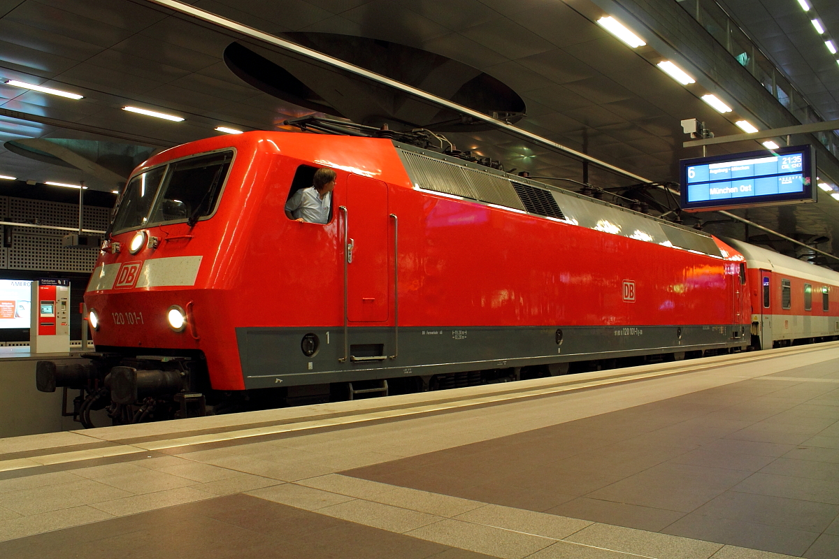 Letzter Kontrollblick des Tf von der 120 101-1, bevor es weiter mit dem CNL 1247 nach München Ost geht.
So gesehen am 01.09.2015 in Berlin Hauptbahnhof.
