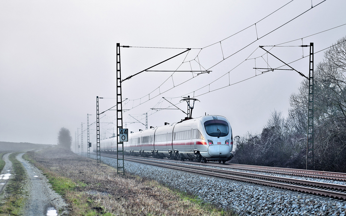 Letztes Abendlicht erleuctet noch den rasch aufziehenden Bodennebel als noch ein Nachschuss auf den ICE-T von Wien Hbf nach Franfurt Hbf gelang.Bild 6.1.2018