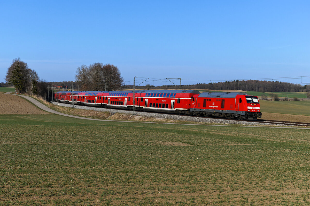 Letztes Einsatzgebiet der Kemptener Loks der Baureihe 245 ist ein Umlauf im Berufsverkehr von Oberstdorf nach München und zurück. Am 30. März 2021 kam hierbei sogar die 245 009 der Südostbayernbahn zum Einsatz. Bei Kottgeisering konnte ich die Mühldorfer Lok vor dem RE 3892 nach Oberstdorf dokumentieren. 