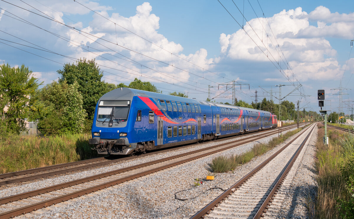Letztes Jahr sind zwischen München und Ulm SRI-Dostos und SmartRail 111er als Verstärker unterwegs gewesen, hier bei München am 30.07.22