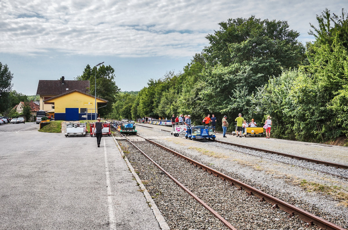 Letztes Wochenende machten wir vom Verein Gailtalbahn einen Vereinsausflug zu den Sonnenland- und Weinviertel-Draisinen um uns über den Betriebsablauf etwas zu informieren.
Hier zu sehen ist der Bahnhof Oberpullendorf, seit dem 15. Dezember 2013 ruht hier der Güterverkehr der ÖBB und es befahren nur mehr ausschließlich Fahrraddraisinen die Strecke von Oberpullendorf bis Neckenmarkt-Horitschon.
Bis zum 15. Dezember 2013 gab es hier einen Mischverkehr aus Güterzügen und Draisinen.
Montag bis Freitag befuhr die ÖBB die Strecke.
An Samstagen und Sonntagen war die Strecke gesperrt und es fuhren die Sonnenland-Draisinen.
Ein solcher Mischverkehr aus Sonderzügen, Güterzügen und Draisinen ist für uns im Gailtal auch denkbar.