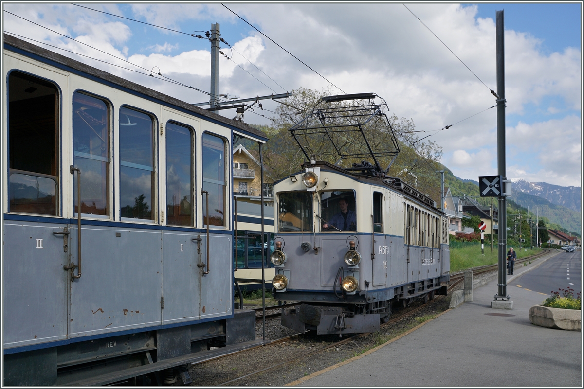 Leuk - Leukerbad Bahn Ambiente in Blonay: Noch drei Meter, Bremsprobe und der schmucke Zug mit dem ABFe 2/4 N°10 ist für die Rückfahrt nach Chaulin bereit.
15. Mai 2016