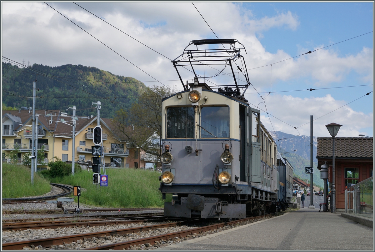 Leuk - Leukerbad Bahn Ambiente in Blonay: Wer heute von Leuk ins Leukerbad fährt, kann sich kaum vorstellen, dass früher einmal eine Bahn durch das enge, steile Tal fuhr, obwohl noch Überreste von Kunstbauten stehen geblieben sind, und selbst die Stationsgebäude von Inden und Leukerbad heute noch genutzt werden. 
Wenige Fahrzeuge der LLB haben bei der Blonay - Chamby Bahn eine neuen Heimat gefuden.
Hier ist der 1914 von SLM und BBC gebauten ABFe 2/4 (früher BCFeh4/4 10) mit einem Museumszug in Blonay angekommen.
15. Mai 2016
