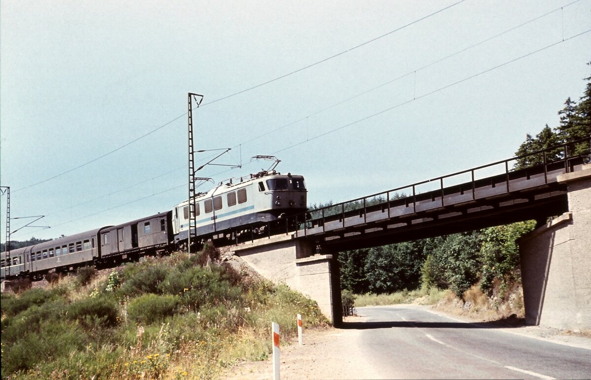 LEW E 211 001 im Probeeinsatz auf der Rübelandbahn im Harz, 50 Hz, 25 kV, 17.08.1973, bei Braunesumpf