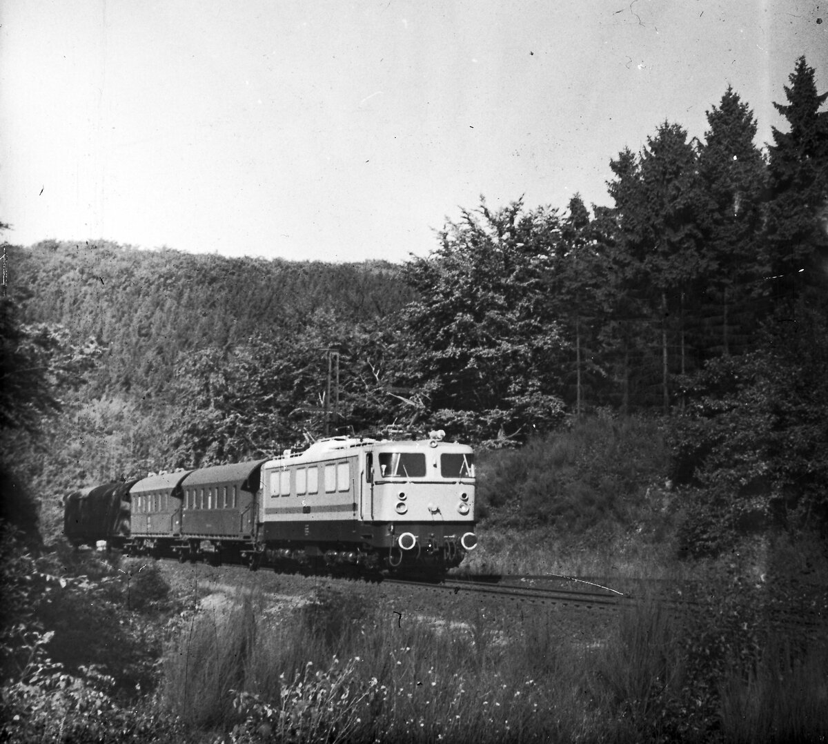 LEW E 211 001 im Probeeinsatz auf der Rübelandbahn im Harz, 50 Hz, 25 kV, 1970 bei Braunesumpf