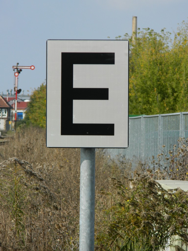 Lf 3 - Endscheibe, zeigt das Ende einer vorübergehenden Langsamfahrstrecke an, hier in der östlichen Einfahrt des Bhf Laucha/Unstrut, gesehen am 05.10.2014. (Man beachte das schöne Hp0-Formsignal im Bildhintergrund)