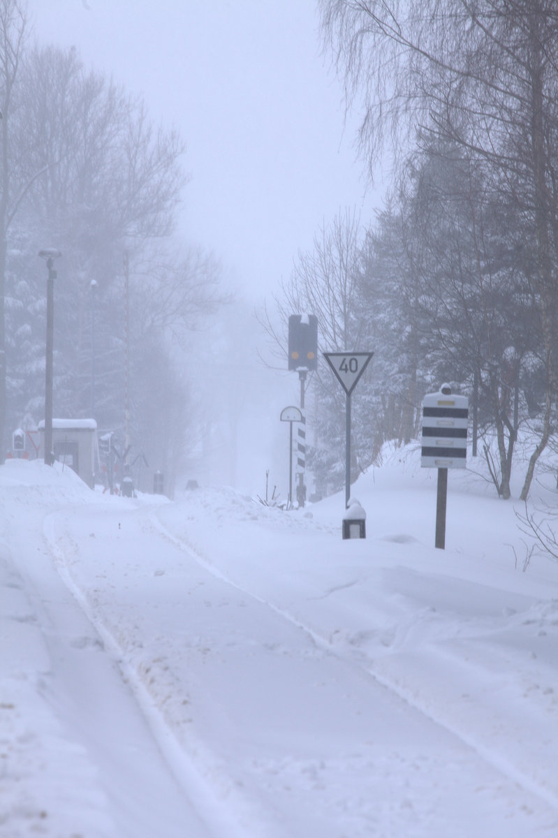Lf 4 , ein BÜ - Überwachunggssignal , Ra 10 und ein mir unbekanntes Signal am 
Ausfahrtgleis Hp Holzhau, Richtung Freiberg, Strecke Freiberg - Holzhau. 14.01.2017 12:19 Uhr, beim Skilaufen im Nebel und Schneetreiben.