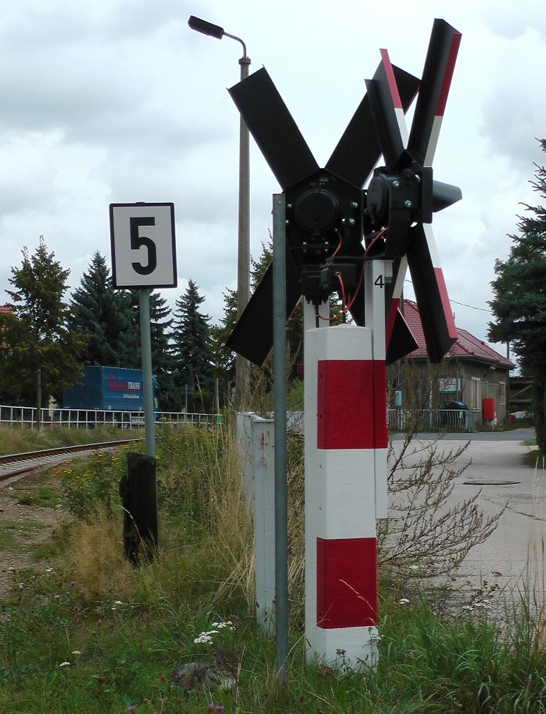 Lf 7 in Launitz, nach dem Durchfahren der Ortslage drfen die Zge der Schsischen Stdtebahn wieder 50 km/h schnell fahren. 12.09.2013 12:09 Uhr