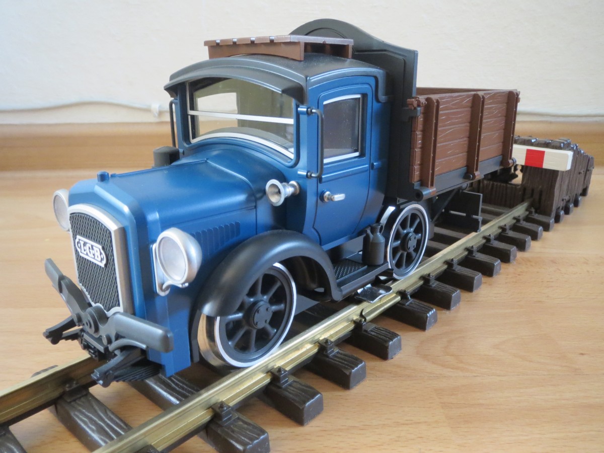 LGB 24680. Der Schienenlastkraftwagen wurde von LGB wohl so gestaltet, dass er aufgrund der Ähnlichkeiten zum Ford-Modell AA wie auch zum Horch Typ 25 in verschiedenen Lackierungen auf dem europäischen wie amerikanischen Markt vermarktbar erscheint. Bei dem Mischmasch ist besonders der (deutlich zu kleine) Maßstab gegenüber sonstigen LGB-Loks auffällig und natürlich nervt auch das  LGB  auf dem Kühler, dass Lehmann leider nicht lassen kann...
(Tags: Draisine, Schienen-LKW; ähnlich: 20680, 21680, 22680, 23680)