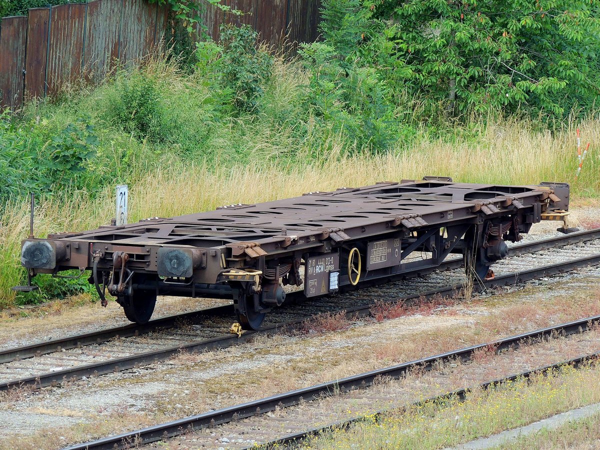 Lgjnss 21 81 4440 013-0 (LüP15,10m; Ladelänge 12,66m) am Bhf. Ried bei KM21,6 abgestellt; 180610
