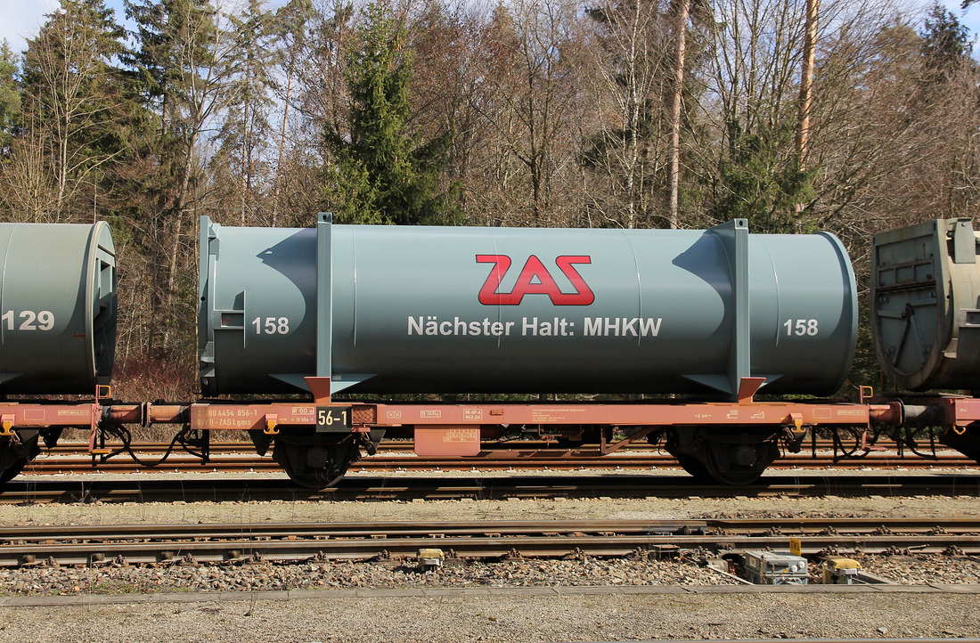Lgms des Zweckverbands Abfallverwertung Südostbayern mit einem Container für den Mülltransport. // Bahnhof Kastl // 1. März 2017