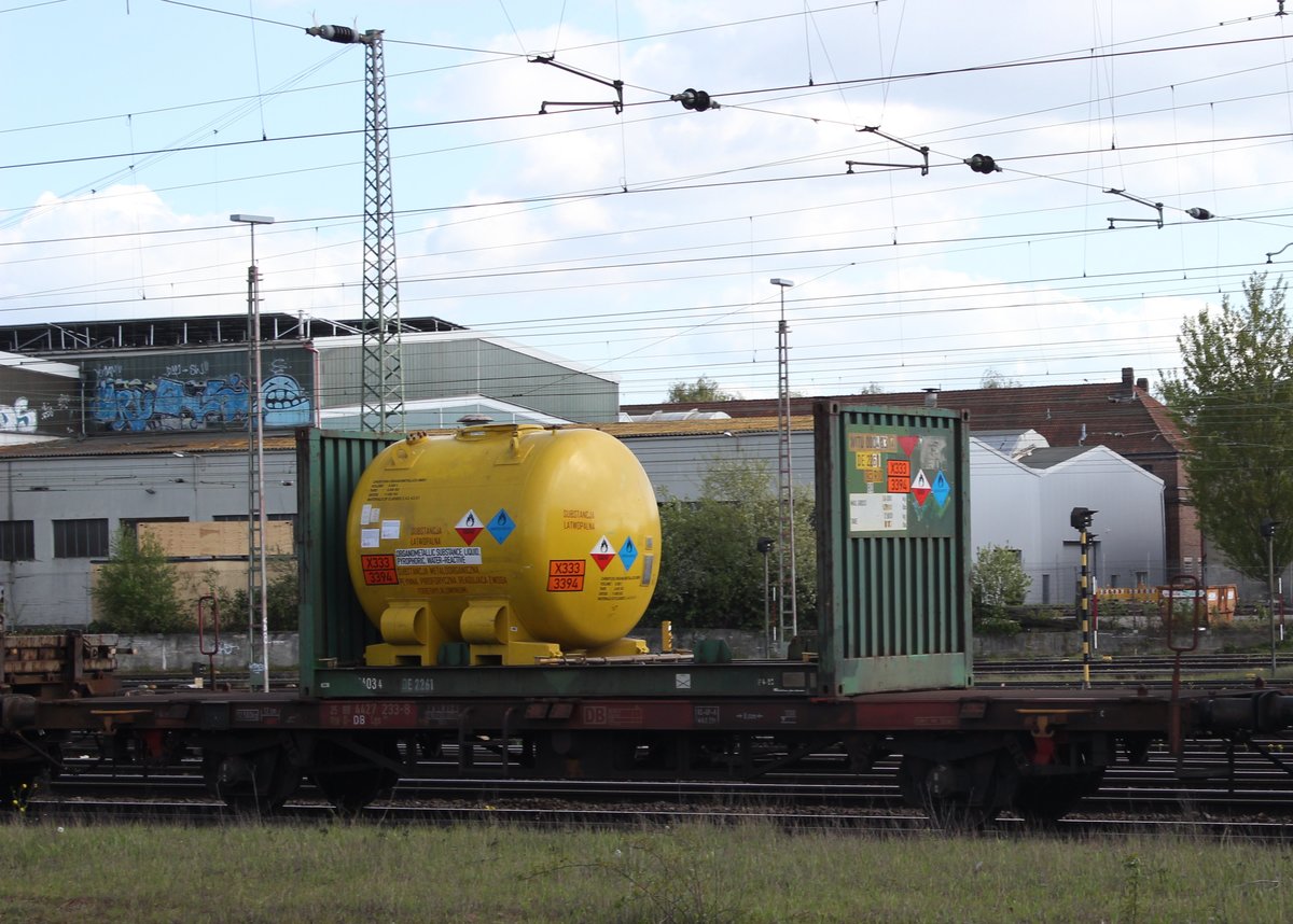 Lgs Nr.: 25 RIV 80 D-DB 4427 233-8 mit aufgesetztem Spezialbehälter für pyrophore Flüssigkeiten. Warntafel : X333/3394 Triethylaluminium. Zugdurchfahrt Rbf Hannover-Linden am 04.05.2016.