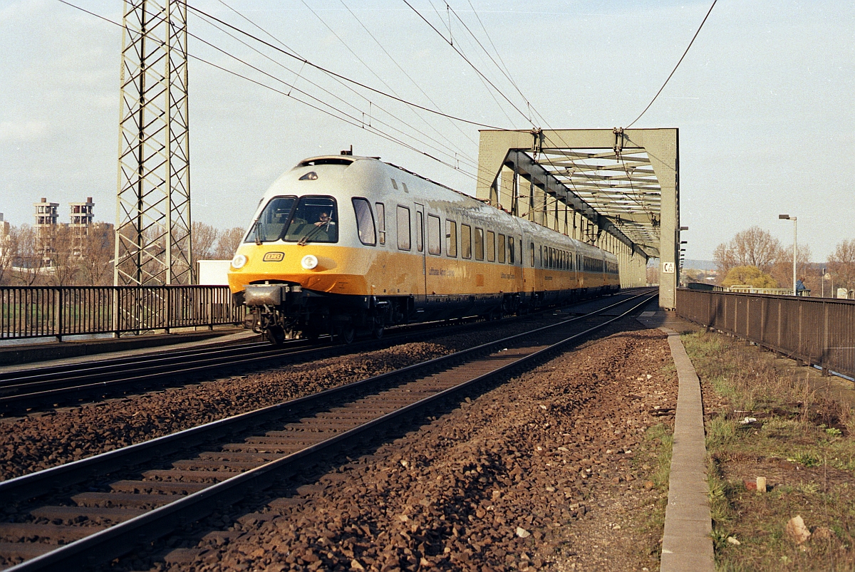LH-Airport-Express auf der Mainzer Nordbrücke über den Rhein (März 1988). Einge LH-Kurse fuhren nicht durch den Mainzer Hbf sondern über Mz-Bischofsheim - Mz-Kostheim nach Mz-Mombach.
