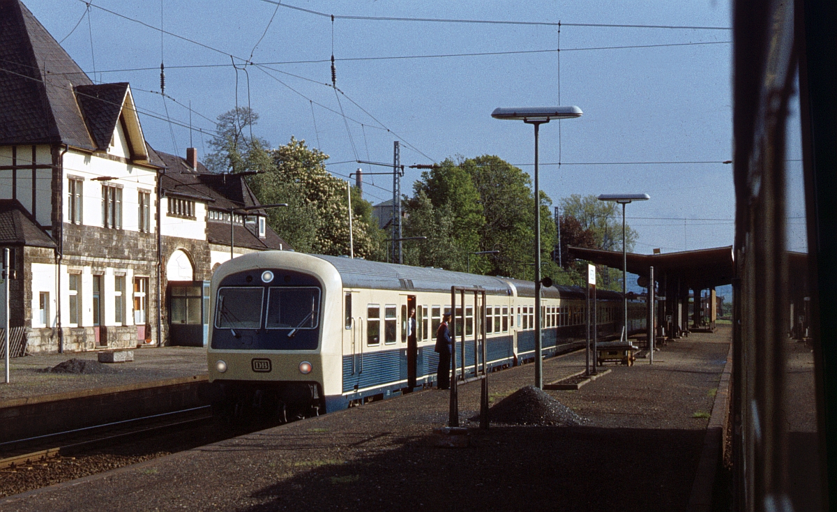 LHB-Versuchszug mit Steuerwagen voraus im Mai 1979 in Weetzen. Damals konnte man solche Schnappschüsse noch aus einem geöffneten Zugfenster machen !