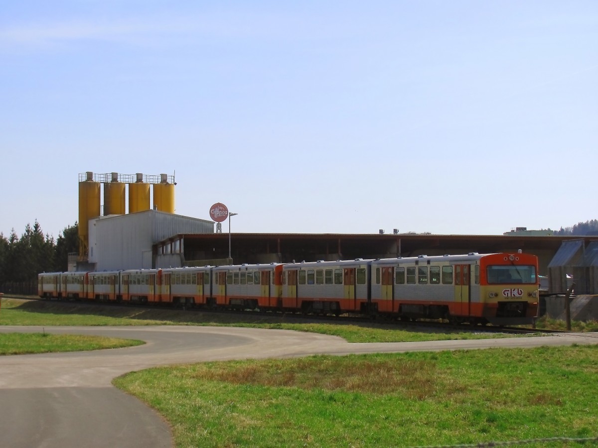 LHB VT 2E lautet die Typenbezeichnung der Dieselelektrischen Triebwagen der Reihe 5070 der Graz Köflacher Eisenbahn. Im Jahr 2011 begann die Ausmusterung der in die Jahre gekommenen Triebwagen . Hier im Bild 5 der in Lannach abgestellten Triebzüge.